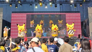 Penampilan Pikachu berbatik di atas panggung Pikachus Indonesia Journey Jakarta di PIK 2.