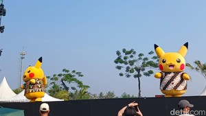 Di atas panggung, Pokemon berkekuatan listrik itu menyapa fans sambil goyang gemoy. Aduh kalau merchandise-nya sebesar itu dijual nggak ya?