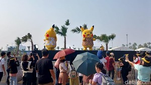 Pengunjung tampak antusias melihat penampilan Pikachu berukuran besar ini. Ditambah mereka goyang gemoy, wajib dong dikontenin. Supaya linimasa media sosial kamu isinya nggak huru-hara rumah tangga orang mulu.