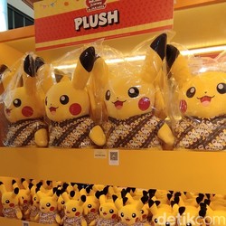 Mengenal Bagcharm Pikachu Berkemeja Batik yang Dipakai Jisoo BLACKPINK