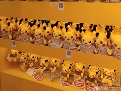 Mengenal Bagcharm Pikachu Berkemeja Batik yang Dipakai Jisoo BLACKPINK