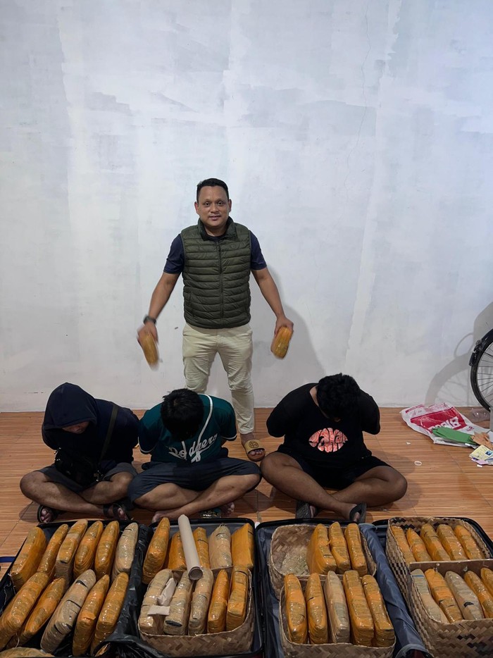 Polda Metro Jaya menangkap 2 orang pengedar ganja di Cipayung, Jaktim.