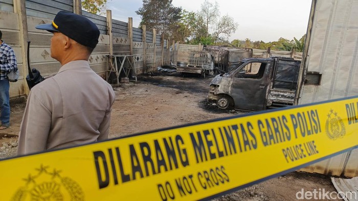 Polisi memasang police line di gudang penimbunan BBM ilegal yang meledak