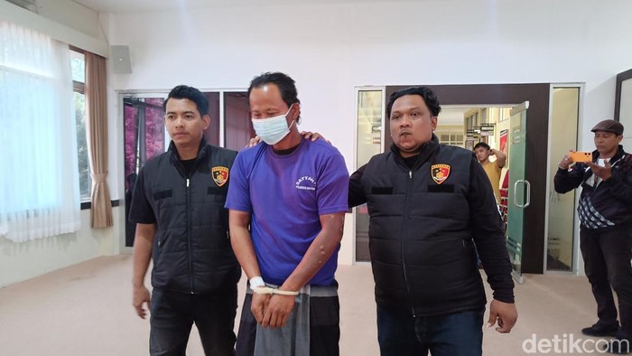 Polisi mengamankan sopir mobil Carry yang kabur setelah mobilnya terbakar saat isi BBM di SPBU Somagede, Banyumas, Sabtu (21/9/2024).