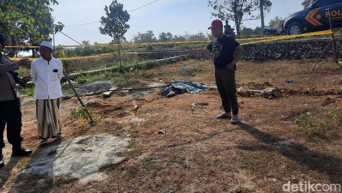 Polisi mengecek sumur bor bercampur BBM di Sampang