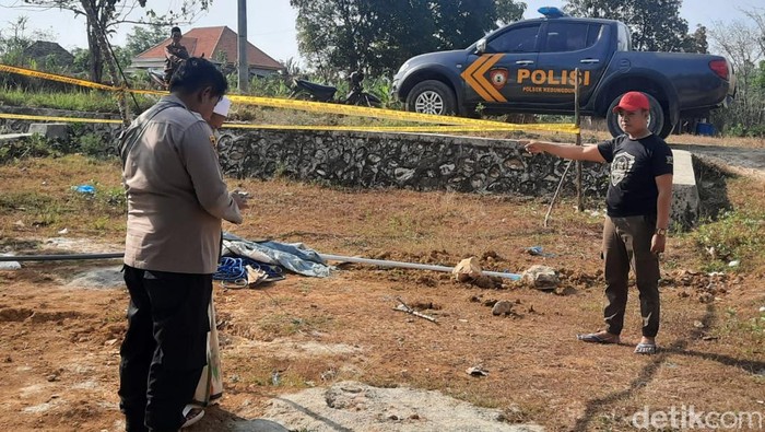 Polisi mengecek sumur bor bercampur BBM di Sampang