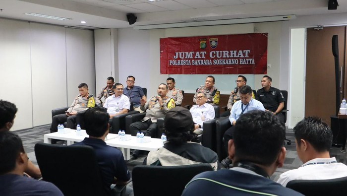 Polisi mengimbau para pekerja di Bandara Soekarno-Hatta mewaspadai jeratan pinjol ilegal.