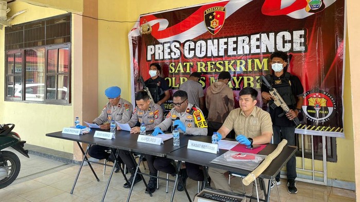 Polres Maybrat menggelar jumpa pers dalam kasus pembunuhan yang menyeret dua orang tersangka.