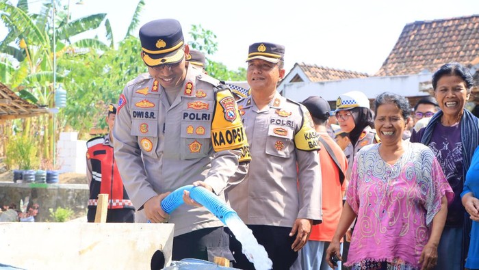 Polres Ngawi salurkan air bersih ke desa kekeringan