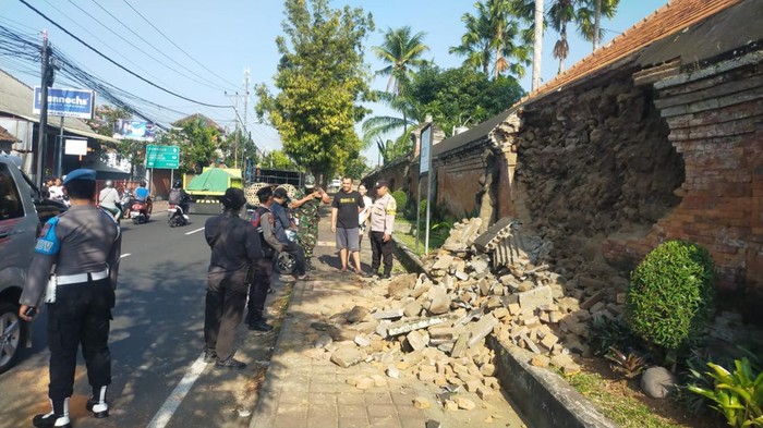 Polsek Blahbatuh mengecek tembok sisi selatan Puri Agung Blahbatuh, Gianyar, yang rusak akibat gempa pada Sabtu (21/9/2024). (Foto: Dok. Polsek Blahbatuh)