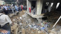 Sejumlah wartawan di lokasi melaporkan serangan udara itu memicu ledakan yang meninggalkan lubang besar di tanah dan menghancurkan lantai bawah sebuah gedung tinggi di pinggiran selatan Beirut. Kementerian Kesehatan Lebanon melaporkan serangan udara itu menewaskan sedikitnya 14 orang dan melukai 66 orang lainnya. Sembilan korban luka di antaranya dilaporkan dalam kondisi kritis. AP/Bilal Hussein