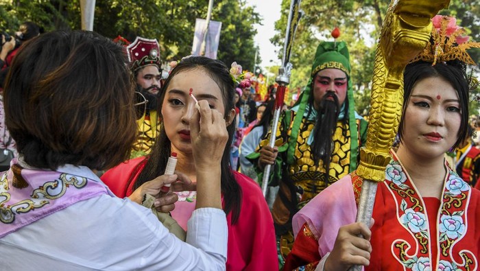 Warga keturunan Tionghoa mengikuti kirab budaya Gotong Toapekong di Kota Tangerang, Banten, Sabtu (21/9/2024). Kirab budaya yang digelar setiap 12 tahun sekali atau setiap tahun naga tersebut merupakan tradisi masyakat Tionghoa di Kota Tangerang dan telah ditetapkan sebagai Warisan Budaya Tak Benda Indonesia. ANTARA FOTO/Galih Pradipta/nym.