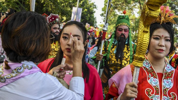Potret Semarak Ritual 12 Tahunan Gotong Toapekong di Tangerang Warga keturunan Tionghoa mengikuti kirab budaya Gotong Toapekong di Kota Tangerang, Banten, Sabtu (21/9/2024). Kirab budaya yang digelar setiap 12 tahun sekali atau setiap tahun naga tersebut merupakan tradisi masyakat Tionghoa di Kota Tangerang dan telah ditetapkan sebagai Warisan Budaya Tak Benda Indonesia. ANTARA FOTO/Galih Pradipta/nym.