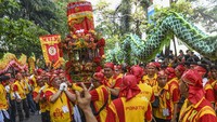Kirab tersebut mengarak patung Dewi Kwan Im Hud Couw dan dewa-dewi lainnya.
