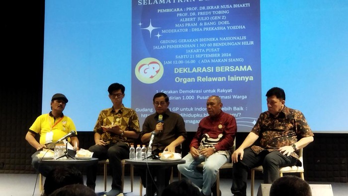 Pramono Anung (tengah)