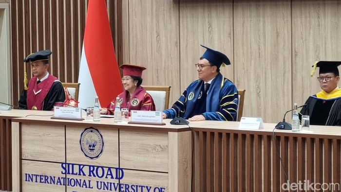 Presiden ke-5 RI Megawati Soekarnoputri menerima gelar profesor kehormatan dari Silk Road International University of Tourism and Cultural Heritage di Samarkand, Uzbekistan (Harris/detikcom)