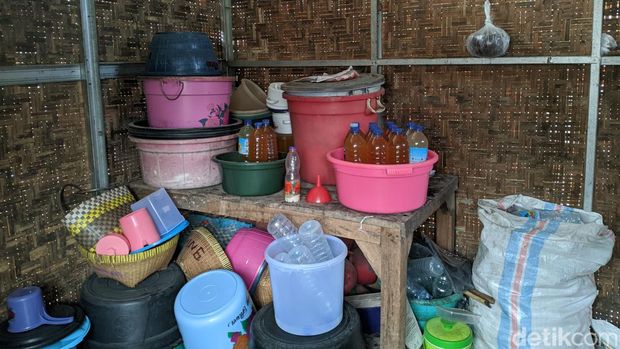 Process of Making Brem, a traditional drink typical of Bayan, North Lombok. (Ahmad Viqi/detikBali)