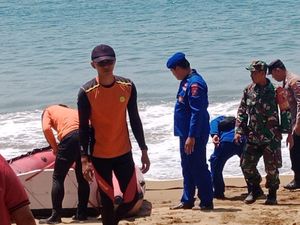 Nelayan Trenggalek Hilang Disapu Ombak Saat Cari Kerang di Tebing Karang