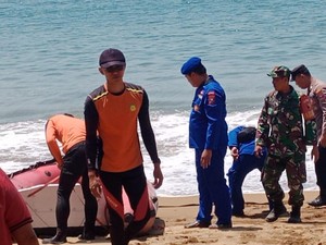 Nelayan Trenggalek Hilang Disapu Ombak Saat Cari Kerang di Tebing Karang