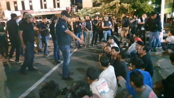 Puluhan orang yang diamankan saat polisi menggerebek Jalan Kunti Surabaya