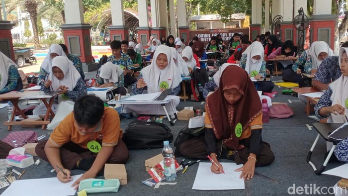 Ratusan Siswa yang mengikuti Lomba desain batik Lamongan