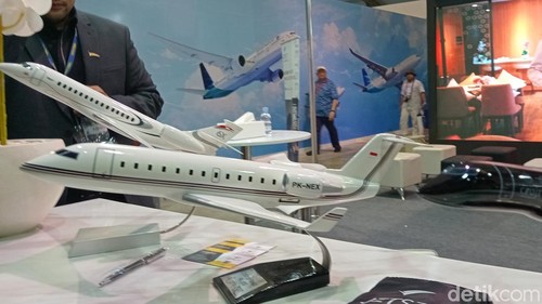 Replika jet pribadi dipamerkan di Bali International Airshow 2024 di Bandara Ngurah Rai, Sabtu (21/9/2024).