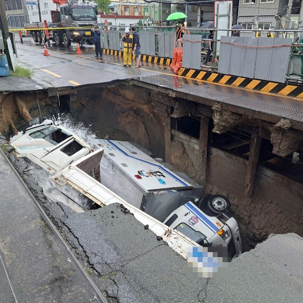 Sebuah lubang pembuangan terbuka di sebuah jalan di Sasang-gu, Busan bagian barat pada Sabtu pagi (21/9/2024). (Tangkapan layar Instagram @thekoreaherald)