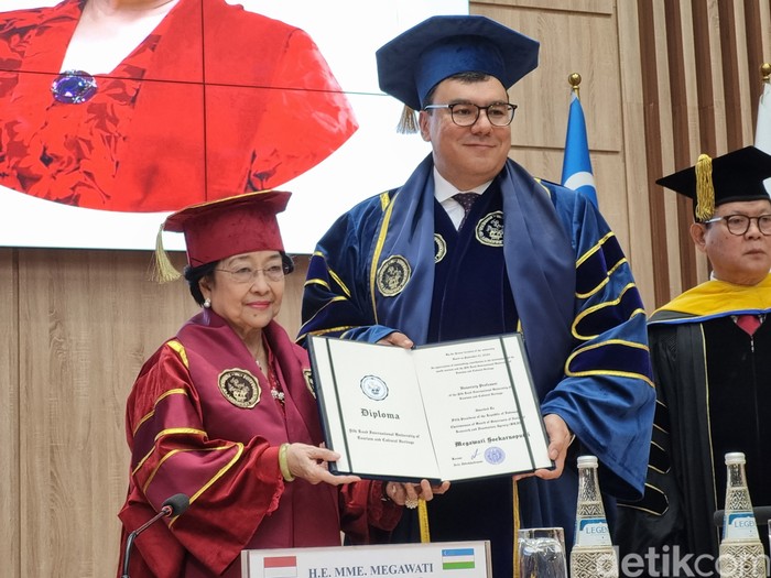 Silk Road International University of Tourism and Cultural Heritage di Uzbekistan memberi gelar profesor kehormatan ke Presiden ke-5 RI Megawati Soekarnoputri. (Haris Fadhil/detikcom)