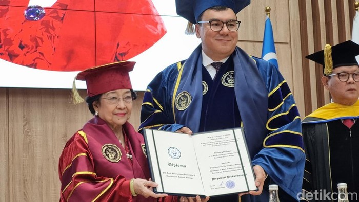 Silk Road International University of Tourism and Cultural Heritage di Uzbekistan memberi gelar profesor kehormatan ke Presiden ke-5 RI Megawati Soekarnoputri. (Haris Fadhil/detikcom)