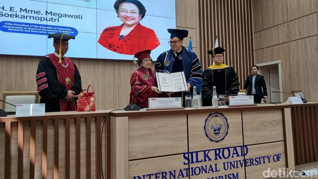 Silk Road International University of Tourism and Cultural Heritage di Uzbekistan memberi gelar profesor kehormatan ke Presiden ke-5 RI Megawati Soekarnoputri. (Haris Fadhil/detikcom)