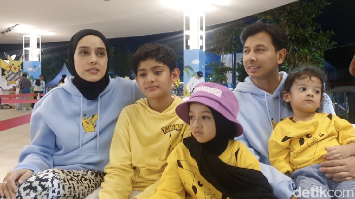 Sonny Septian dan keluarga di Festival Pikachu.