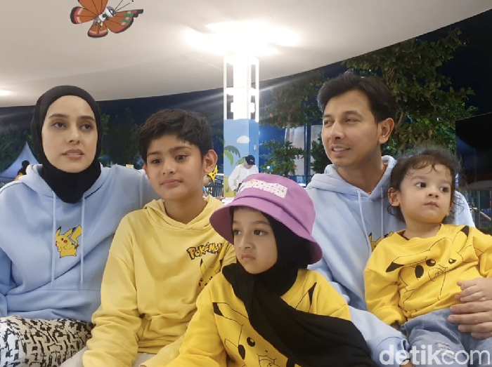 Sonny Septian dan keluarga di Festival Pikachu.