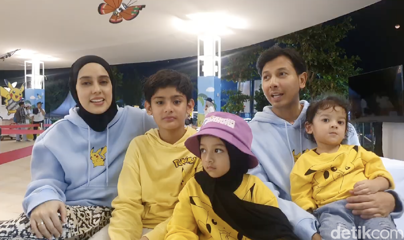 Sonny Septian dan keluarga di Festival Pikachu.