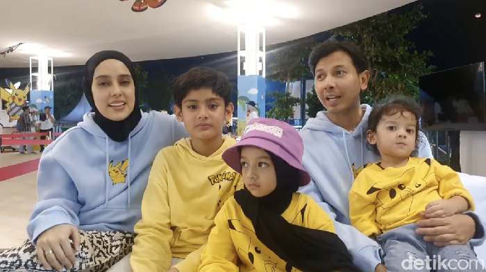 Sonny Septian dan keluarga di Festival Pikachu.