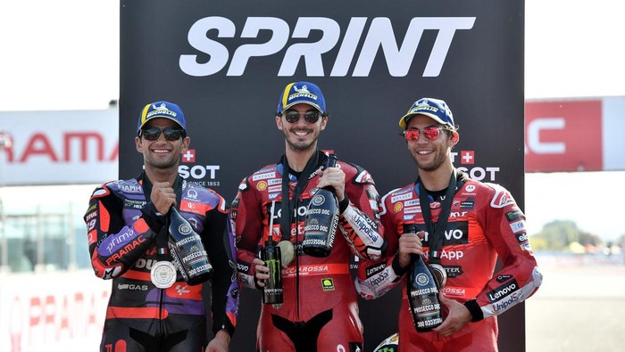 MotoGP - Emilia-Romagna Grand Prix - Misano World Circuit Marco Simoncelli, Misano Adriatico, Italy - September 21, 2024 Ducati Lenovo Teams Francesco Bagnaia celebrates on the podium after winning the sprint race with second placed Prima Pramac Racings Jorge Martin and third placed Ducati Lenovo Teams Enea Bastianini REUTERS/Jennifer Lorenzini
