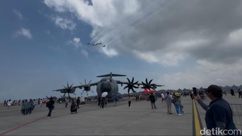 Suasana di Bali International Air Show (BIAS) 2024 yang berlokasi di area Apron Selatan General Aviation Terminal Bandara Ngurah Rai Bali pada Sabtu (21/9/2024). (Ni Made Lastri Karsiani Putri-detikBali)