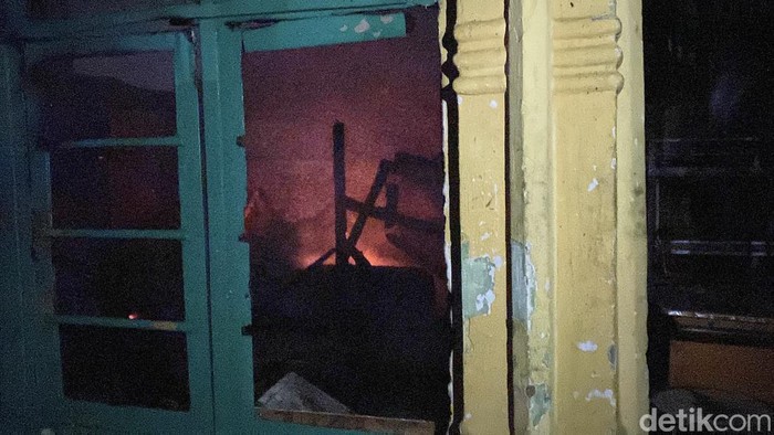 Suasana rumah kebakaran di Sukabumi