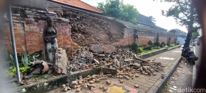 Tembok pembatas sisi selatan Puri Agung Blahbatuh rusak akibat gempa magnitude (M) 4,8 yang mengguncang Gianyar, Bali, Sabtu (21/9/2024). (Foto: Putu Krista/detikBali)