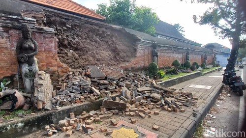 Tembok pembatas sisi selatan Puri Agung Blahbatuh rusak akibat gempa magnitude (M) 4,8 yang mengguncang Gianyar, Bali, Sabtu (21/9/2024). (Foto: Putu Krista/detikBali)