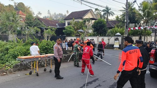 Tim Basarnas Bali mengevakuasi jasad pria asal Jember dari bawah jembatan Sungai Ayung di Desa Sibangkaja, Kecamatan Abiansemal, Badung, Bali, Sabtu (21/9/2024) pagi. (Foto: Dok. Polres Badung)