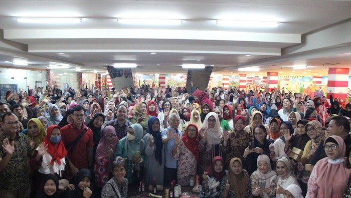 Tri Rismaharini bertemu dengan para pelaku UMK yang tergabung dalam Pahlawan Ekonomi di Surabaya