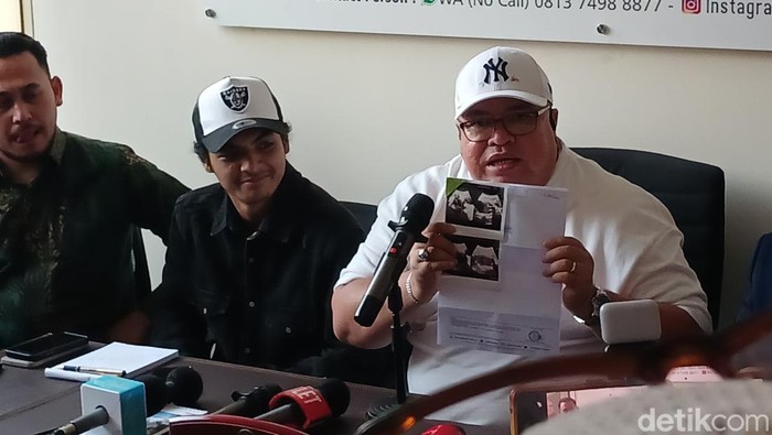 Vadel Badjideh tunjukan hasil USG anak Nikita Mirzani.