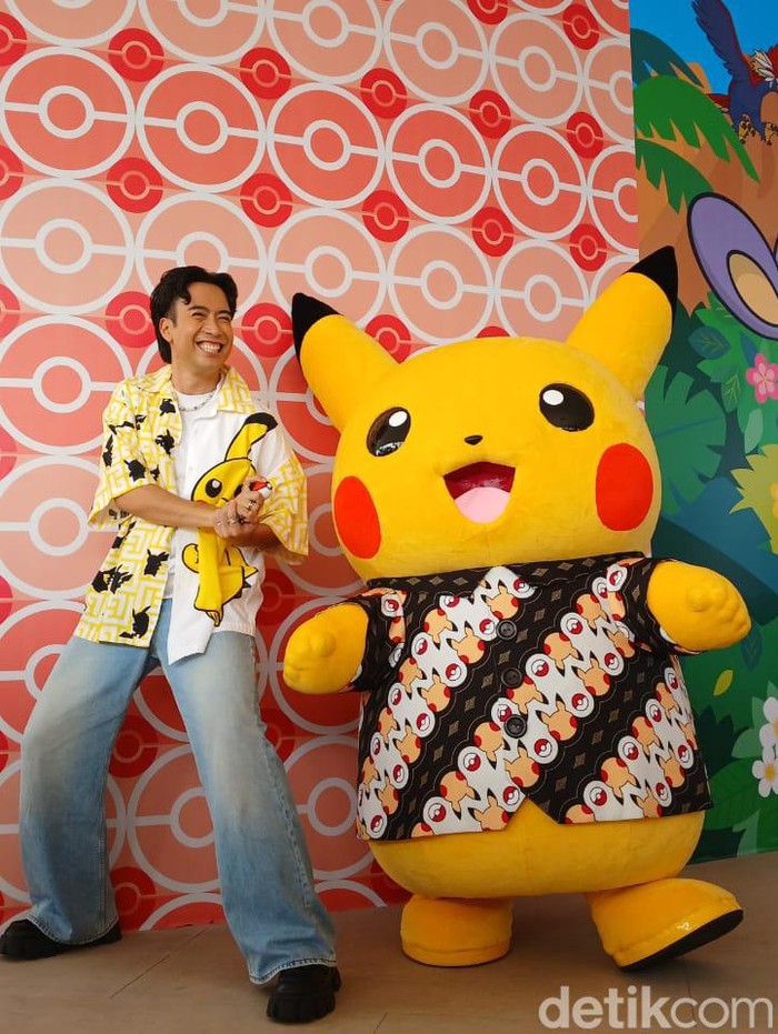 Vidi Aldiano Vidi Aldiano foto bersama Pikachu di Pikachu Indonesia Journey Jakarta, PIK 2, Sabtu (21/9/2024).