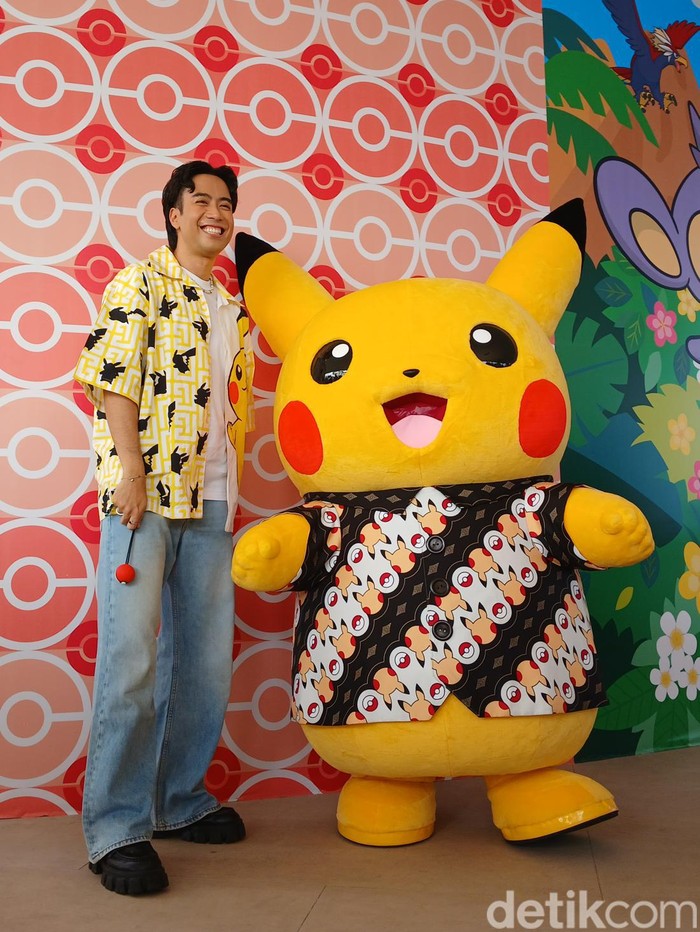 Vidi Aldiano Vidi Aldiano foto bersama Pikachu di Pikachu Indonesia Journey Jakarta, PIK 2, Sabtu (21/9/2024).