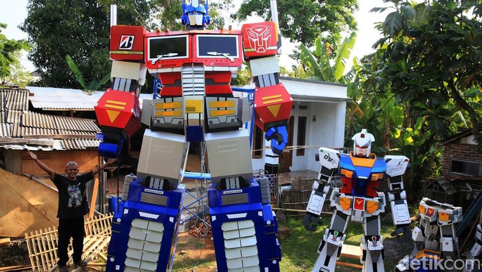 Viral Kreator Asal Subang Bikin Robot Gundam Raksasa Anwar Maulana, kreator asal Subang, mencuri perhatian dengan action figure robot raksasa. Karyanya termasuk replika Gundam dan Optimus Prime setinggi 7 meter.