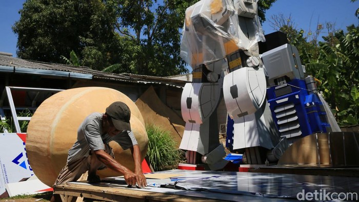 Anwar Maulana, kreator asal Subang, mencuri perhatian dengan action figure robot raksasa. Karyanya termasuk replika Gundam dan Optimus Prime setinggi 7 meter.