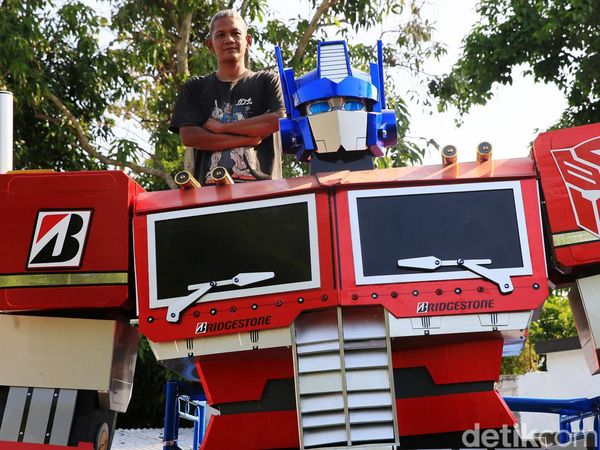 Aksi Kreatif Bikin Robot Gundam Raksasa Terkenal