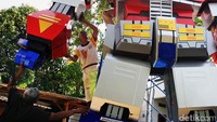 Tantangan utama Anwar adalah menjaga kemiripan replika dengan gambar yang diminta klien, mulai dari ukuran hingga detail. Material yang digunakan bervariasi, seperti kayu mahoni, triplek, dan ACP (Aluminium Composite Panel), tergantung permintaan pelanggan. Untuk pewarnaan, Anwar lebih memilih menggunakan skotlet motor dibanding cat cair agar lebih rapi dan tidak mudah luntur.