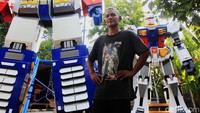 Anwar Maulana, seorang kreator action figure asal Kecamatan Ciasem, Kabupaten Subang, Jawa Barat, menjadi sorotan. Hal itu lantaran karya kerajinan tangan berupa robot Gundam dan Optimus Prime raksasa, dengan tinggi mencapai 5 hingga 7 meter.