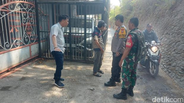 Warga di Makassar bikin parkiran makan setengah badan jalan.